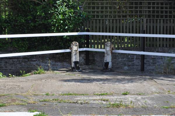 Lock 92, Hanwell, side ponds covered over Side pont baddles beside lock but brick wall and garden behind